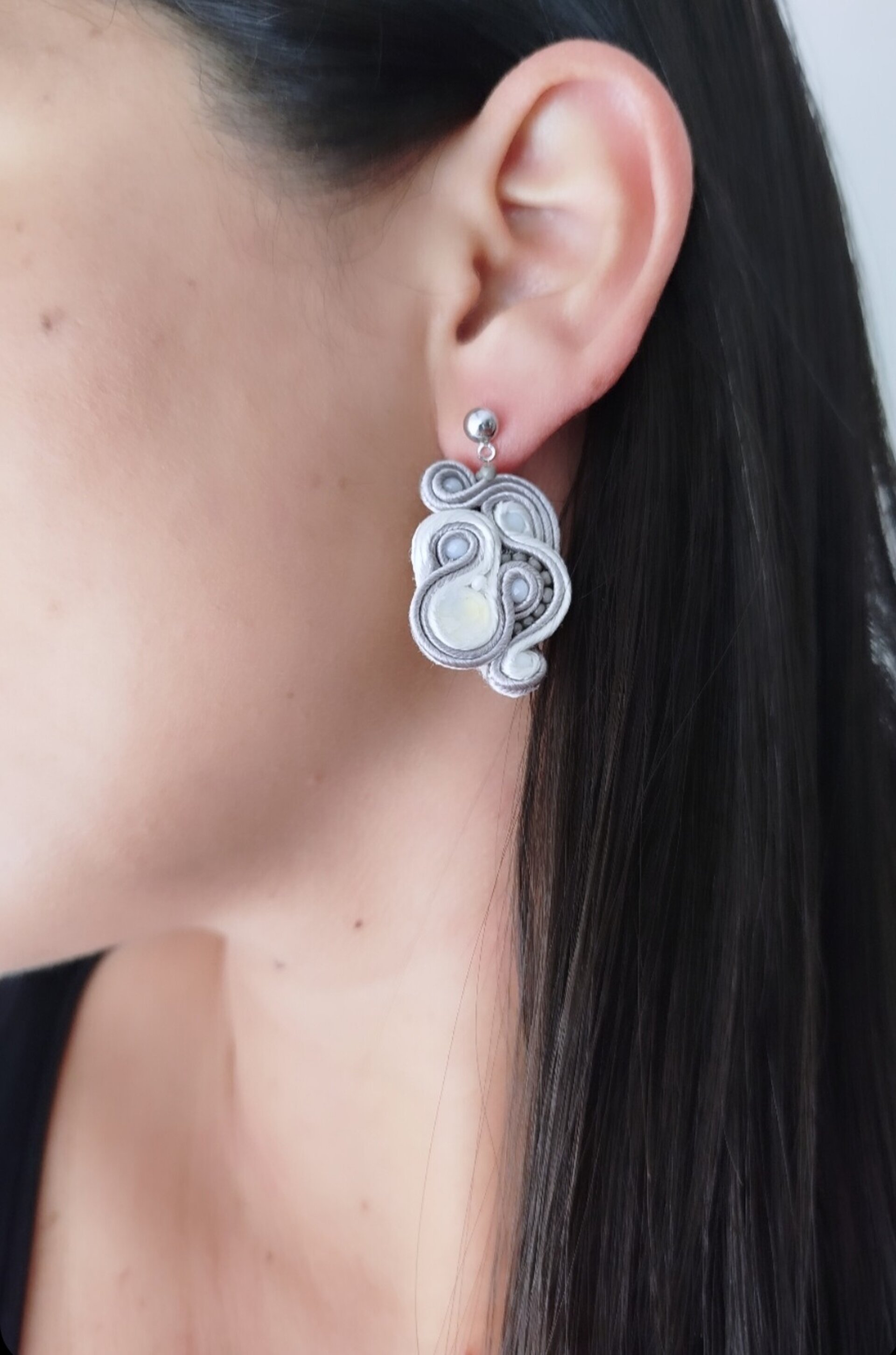 PENDIENTES SOUTACHE AISHA GRIS Y BLANCO - 3