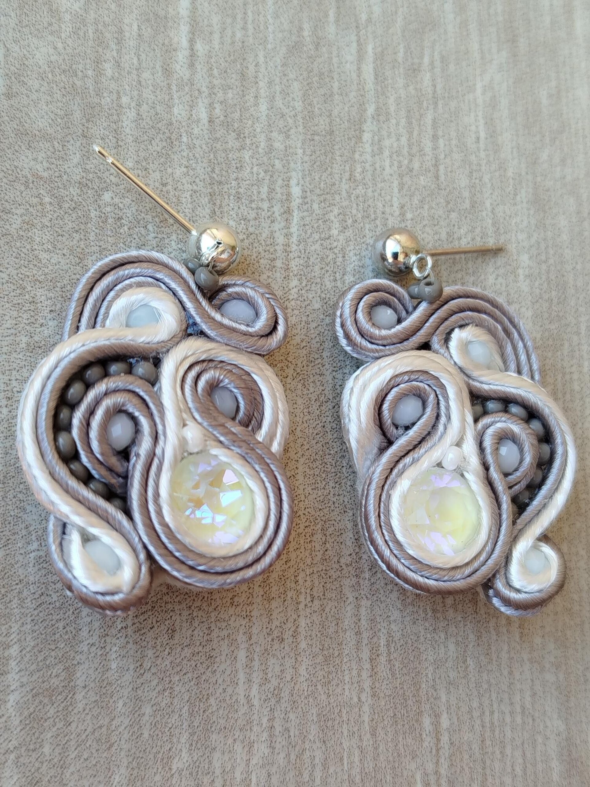 PENDIENTES SOUTACHE AISHA GRIS Y BLANCO - 2