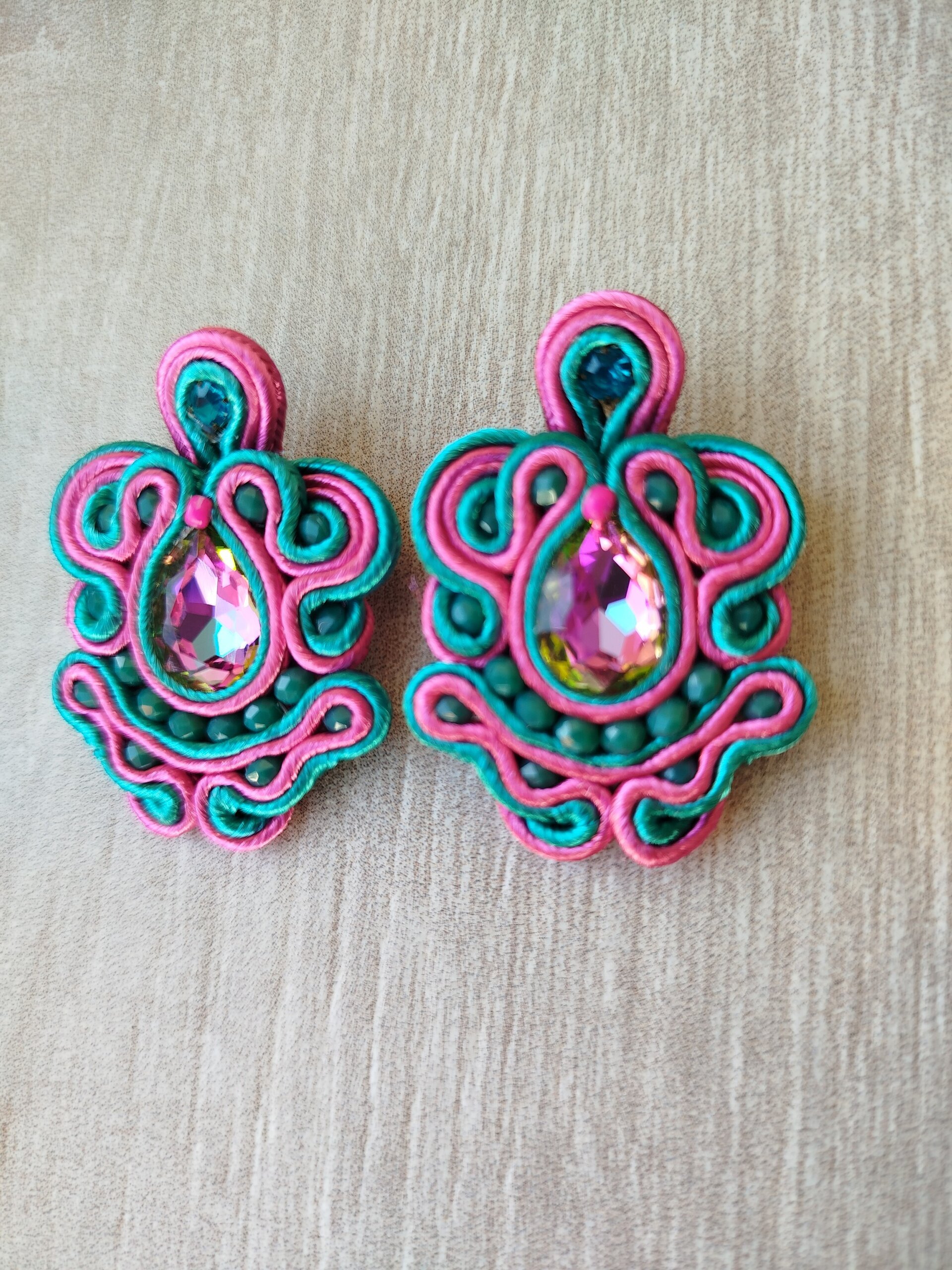 PENDIENTES SOUTACHE CALA FUCSIA - 2